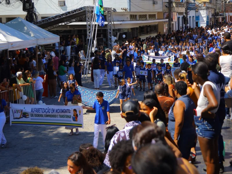 Desfile Cívico na Praça Robert Simões encerra com sucesso as celebrações da Semana da Pátria