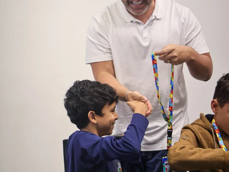 Prefeito de Mangaratiba entrega carteiras de Identificação do Estudante Autista para alunos da rede municipal